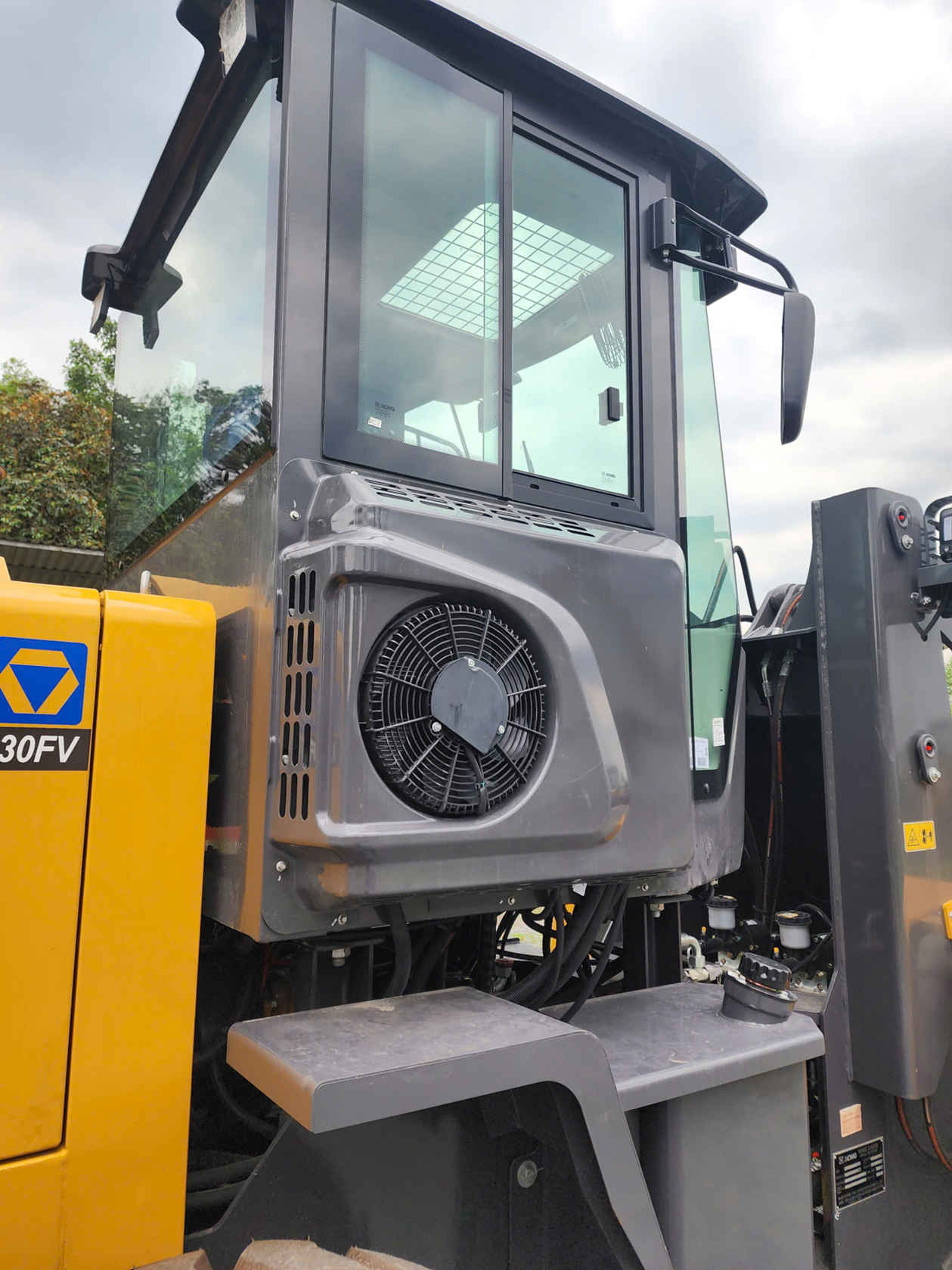 Máy Xúc Lật LW230FV