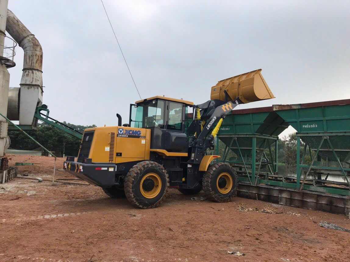 máy xúc lật XCMG LW300KN động cơ Weichai mạnh mẽ